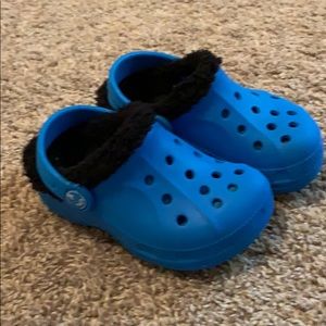 Crocs lined with black